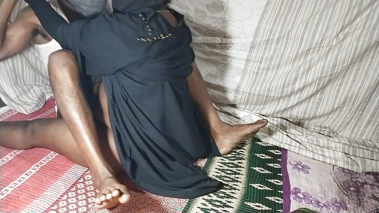 India vabi al aire libre con su marido