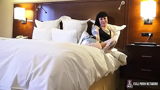 FullPornNetwork - Dollie Darko показывает ее пышные изгибы и розовую киску