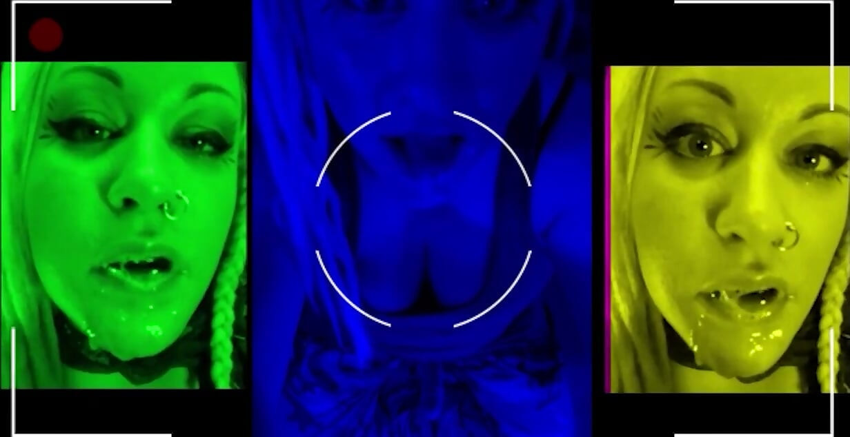 Shemale nagrywa, jak szarpać się, aby zapisać dla jej kolekcji porno Shemale JOI