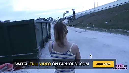 Schüchterne kellnerin zieht sich auf einer baustelle aus