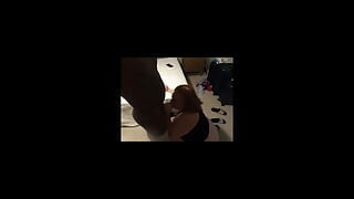 Iza kulisa Julie Ginger prima dva kurca nazad