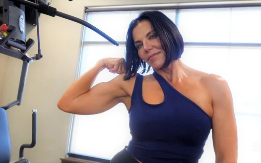 Fitness Chick Flexing! Klip Kustom