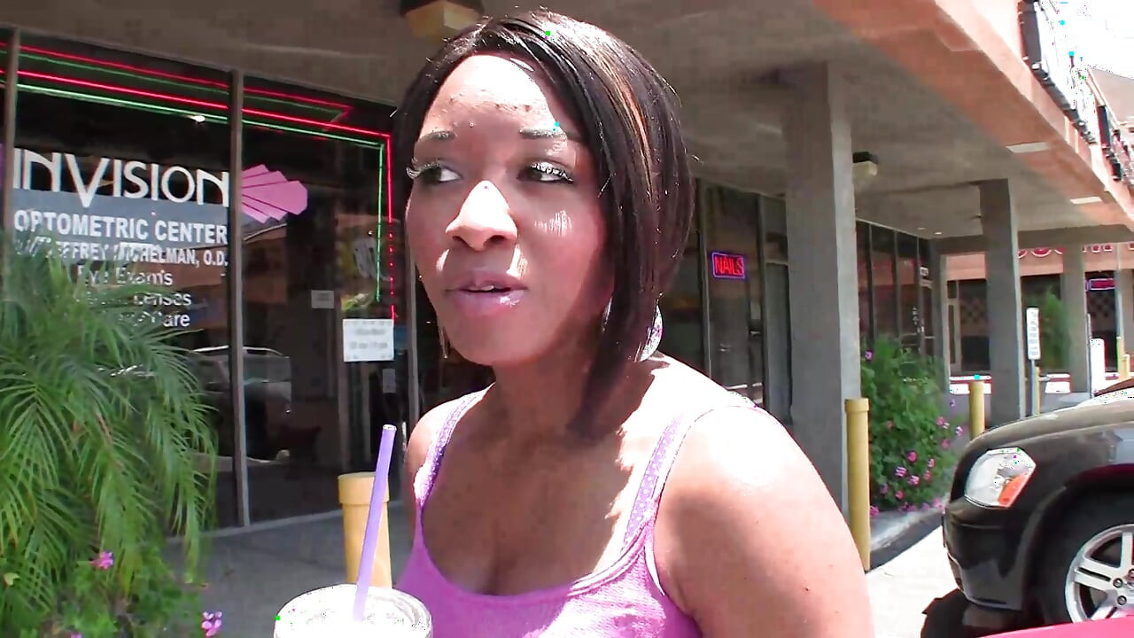 Zgodna mlada crna drolja sa zapanjujućim telom uzima veliki beli kurac