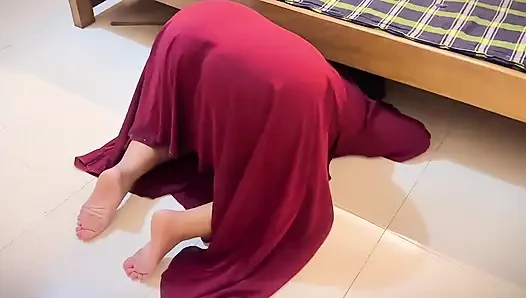 Tante seksi ini terjebak di bawah ranjang dan melucuti pakaian pantat bahenolnya saat dia ngentot sama pembantunya di kamar hotel