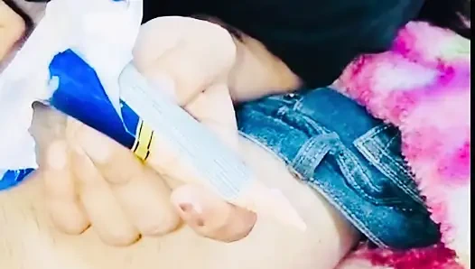 少女用冰淇淋吮吸鸡巴