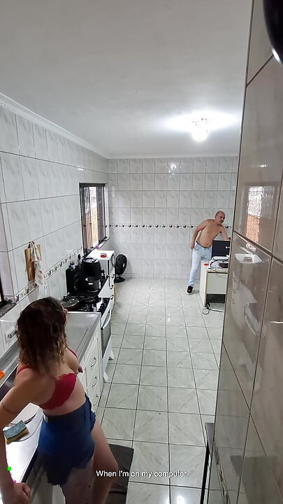 Empregada tira a roupa e aceita um facial para extra.