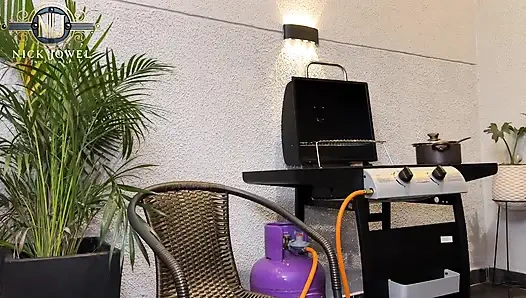 Dia selalu telat! Dia mengatakan dia adalah dua menit jauh dari makan malam dengan keluarganya!