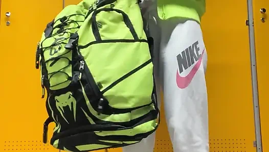 Gadis imut dengan tubuh aduhai lagi mandi pulang dari gym