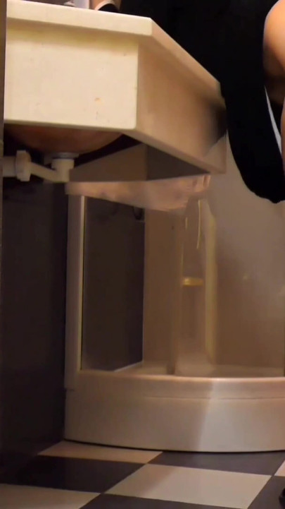 Zrela plavuša žena Selena uživa u međukrevetnom seksu