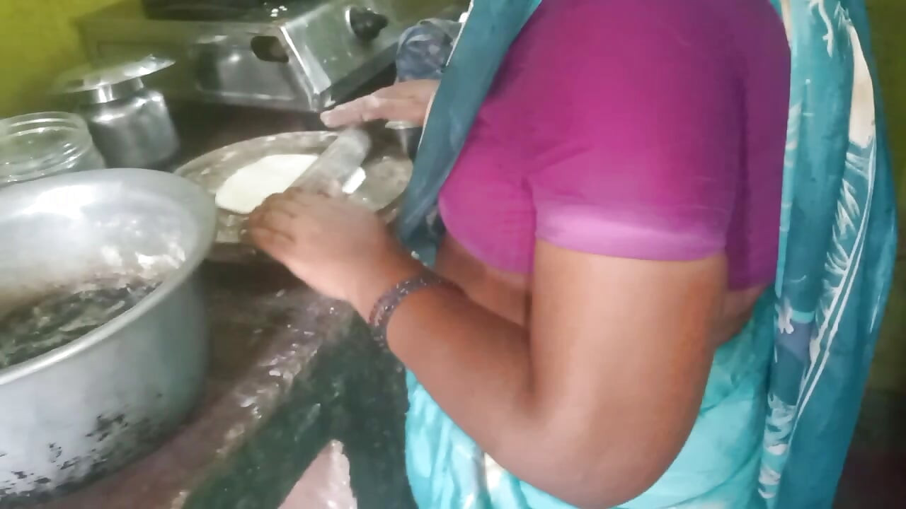 印度 Kerala 家庭主妇在厨房做饭时做爱
