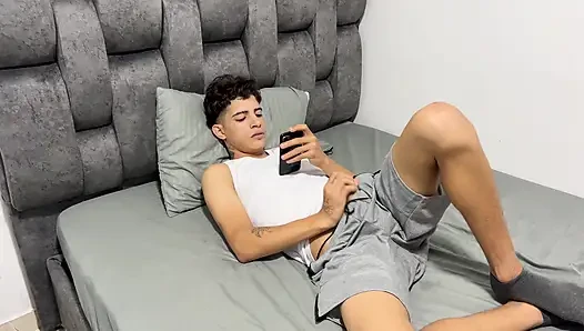 Meine junge stiefschwester erwischt mich, meine stiefmutter, macht mit und macht mit und hat reichen hardcore-sex