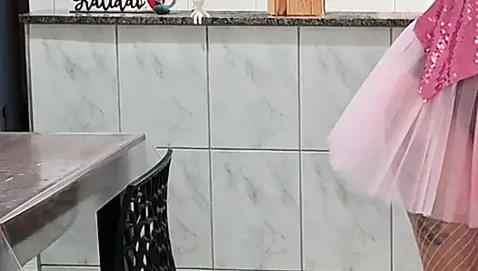 Stieftochter kommt am frühen Morgen vom Karneval nach hause und gibt einen blowjob.