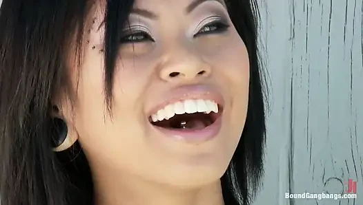 The Pledge: Sority Initiation Menampilkan Gangbang Pertama Krissie Dee