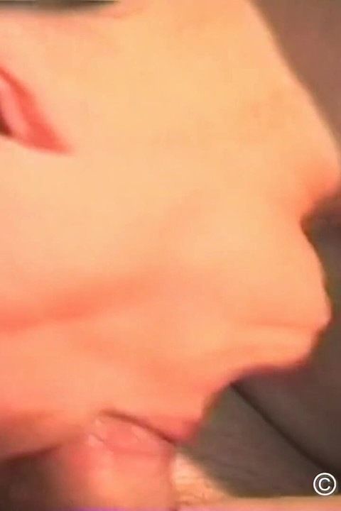 Casal amador dos anos 80 Susanne e Peter faz sexo em seu sofá em casa