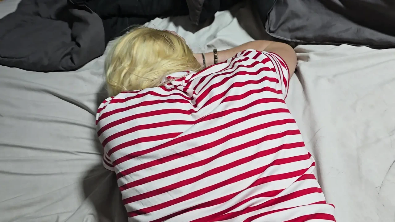 Tóc vàng dễ thương đụ kiểu chó