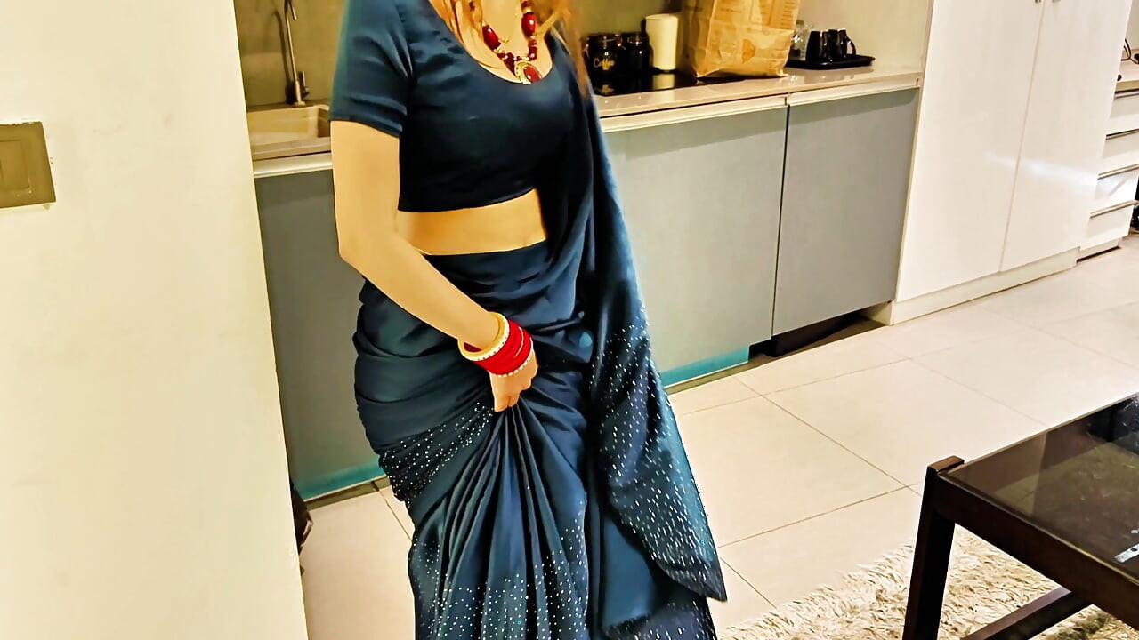 Desi ht seksi sauteli mammi apne sautele bete ki baraamadgi ko dhila karna chaahti hai. hindi rolaple.