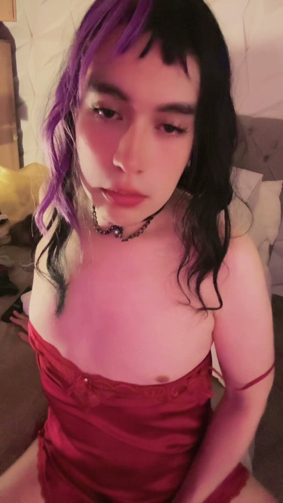 Azgın Femboy mastürbasyon yapıyor ve sikine vuruyor