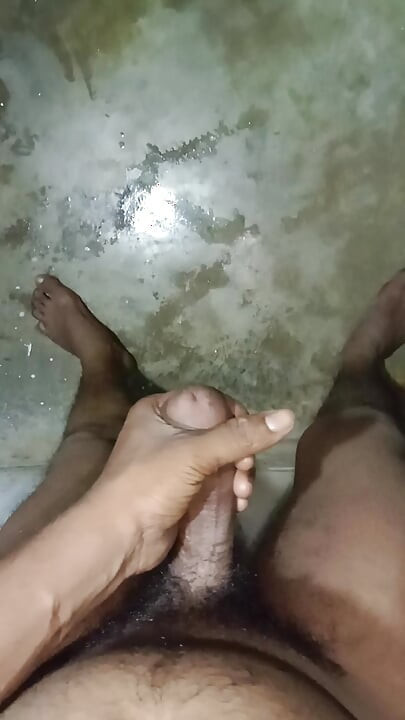 Musturbation dans la salle de bain du matin et éjaculation énorme... avec des gémissements
