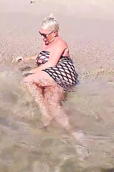 غريب ينظر إلي على الشاطئ