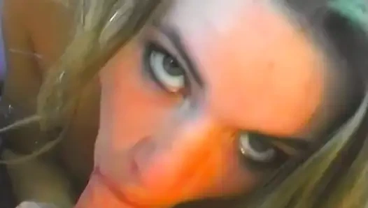 Langhaariges teen bekommt ihre enge fotze vom großen hengst gefickt