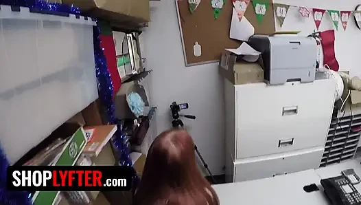 Shoplyfter, ein leidenschaftlicher rothaariger gauner Krystal Orchid, kommt auf die knie und schluckt riesigen cumshot