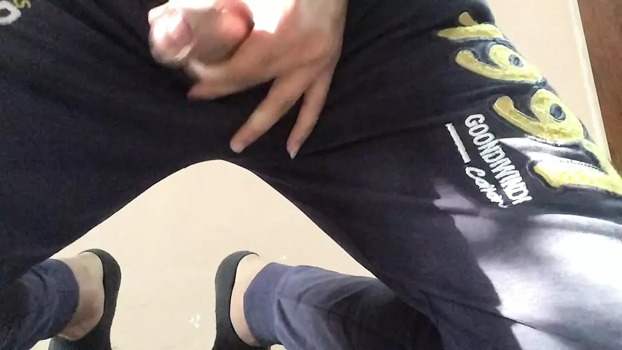 Hármasban megbasszák egy szexi lány seggét a hálószobában, szopják a faszt és a puncit, és #ass #boobs #fuck #cock