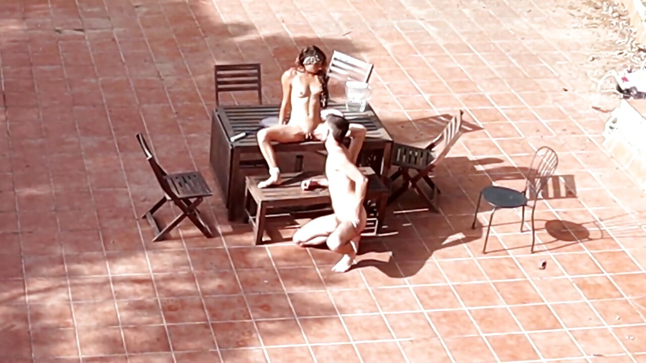 Pareja jugando y follando en el patio, afuera