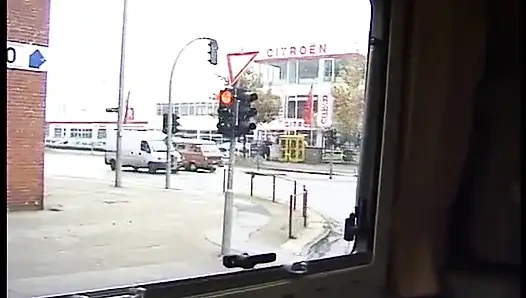 Cewek pirang dientot di dalam mobil saat threesome