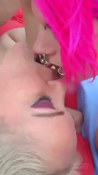 Detik epik dari "Tetek Menyusu, Emo Laura dan Remaja Menelan Creampie Dalam Gangbang"