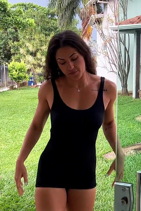 체육관이 끝난 후, 그녀는 저항할 수 없었고 우유가 나올 때까지 나를 간호했다.