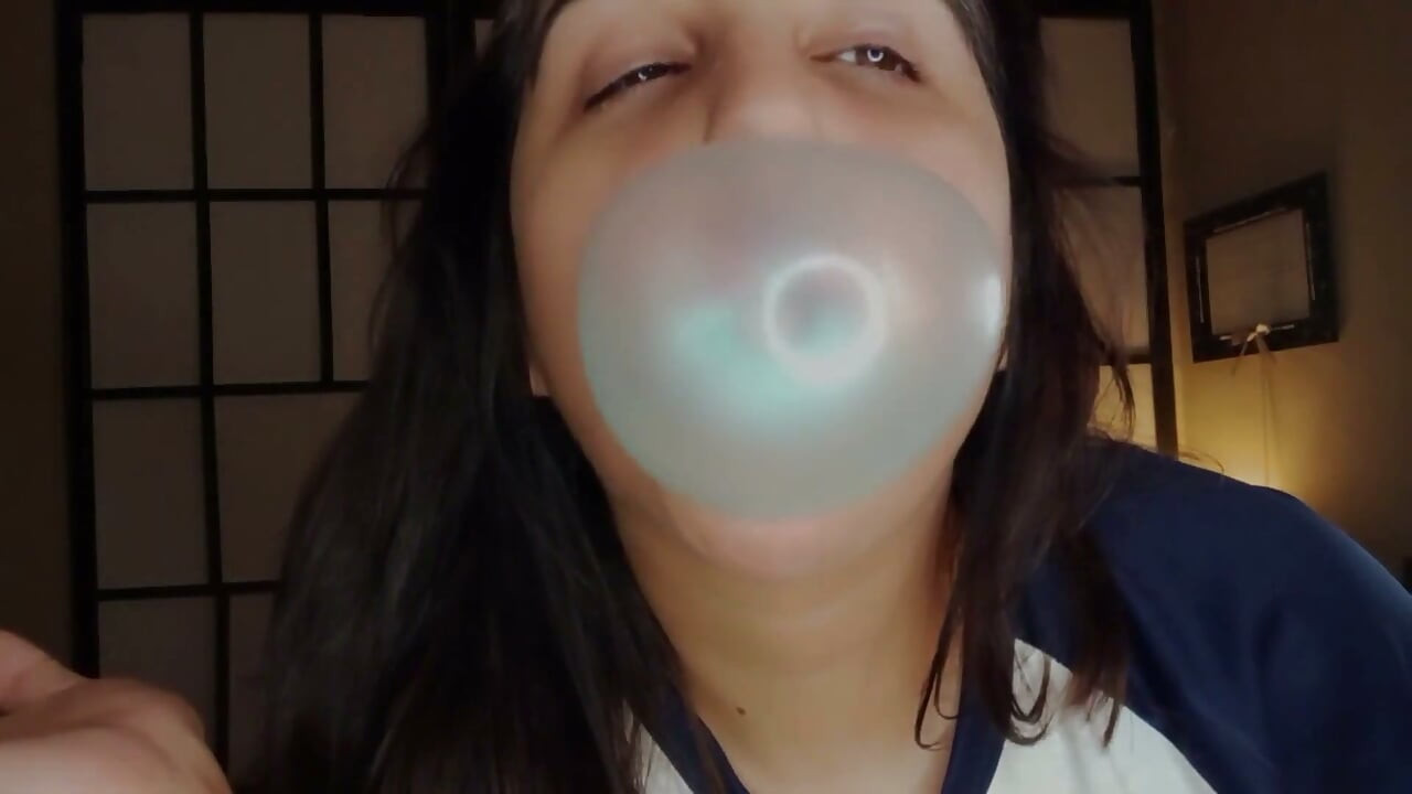 Trying Big Bubbles with Bubblegum Roll - Bunny Looner