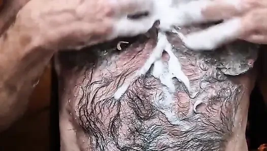 Kıllı kaslı ayı soğutuyor