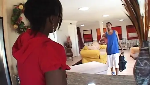 Büyük götlü sansasyonel zenci büyük zenci yarağı tarafından sert sikiliyor