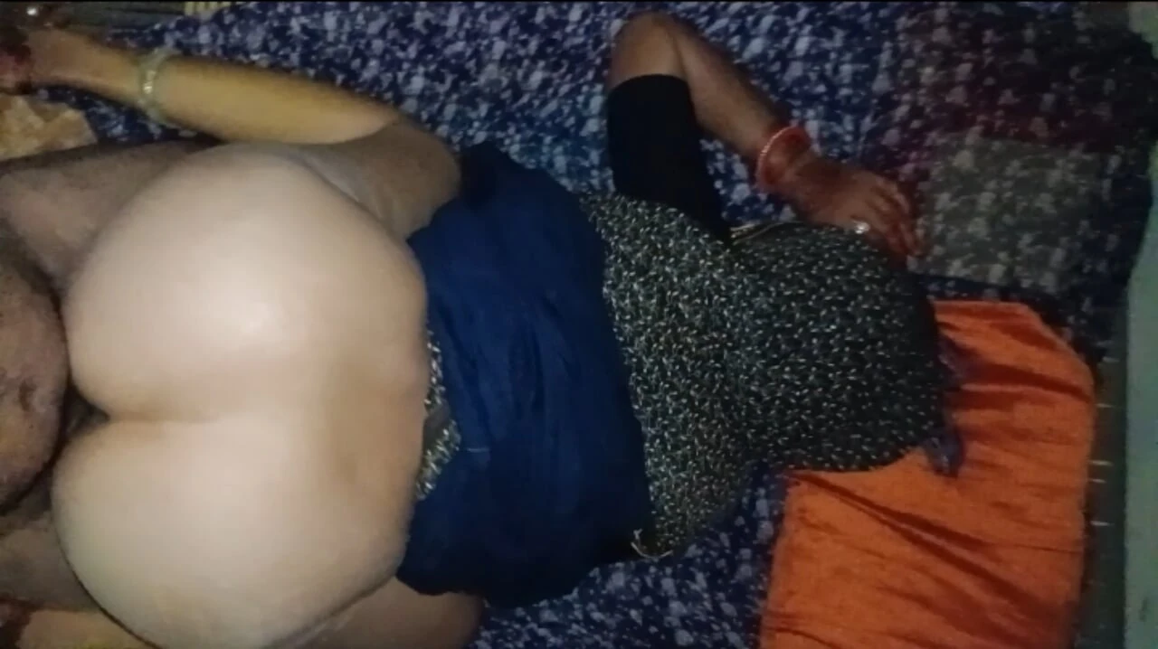 妻子吮吸鸡巴在她嘴里，让她成为一只母马，并操了妻子的大屁股