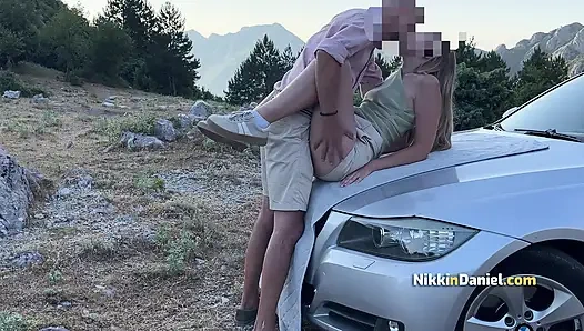 Seksi bir kızla ateşli randevu vahşi araba kaputunda seksle sona erdi