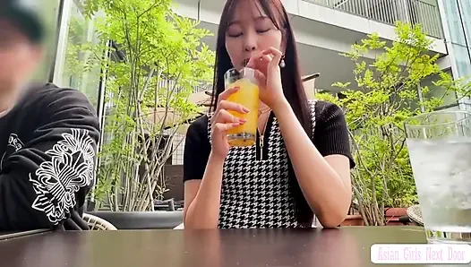 Si cantik tinggi 170cm dengan gaya sempurna, tubuh fleksibel menciptakan pose unik yang mengarah ke dalam momen creampie yang intens pertama