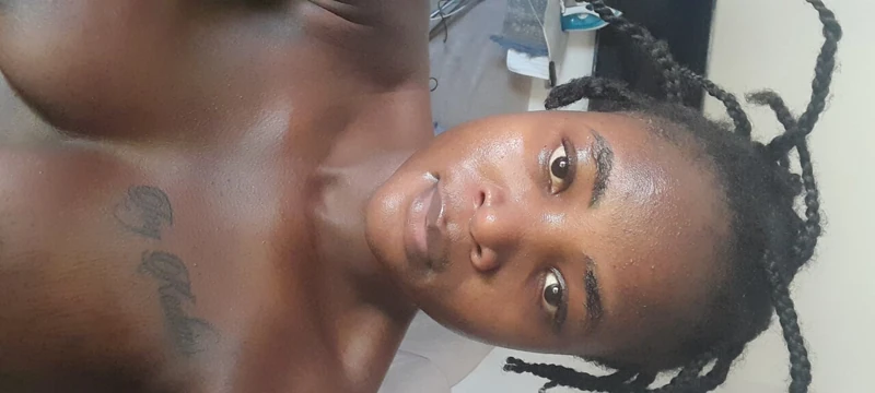 自然美女的黑屁股女王展示她流白浆的阴户和下垂的奶子