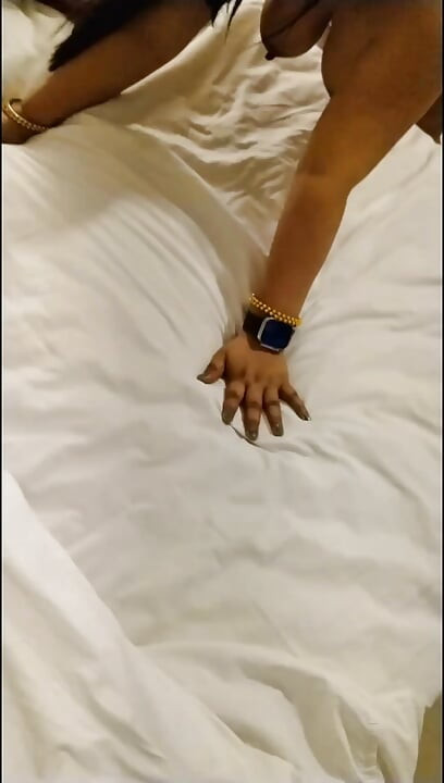 Desi Indische vriendin Zina geneukt in hotelkamer