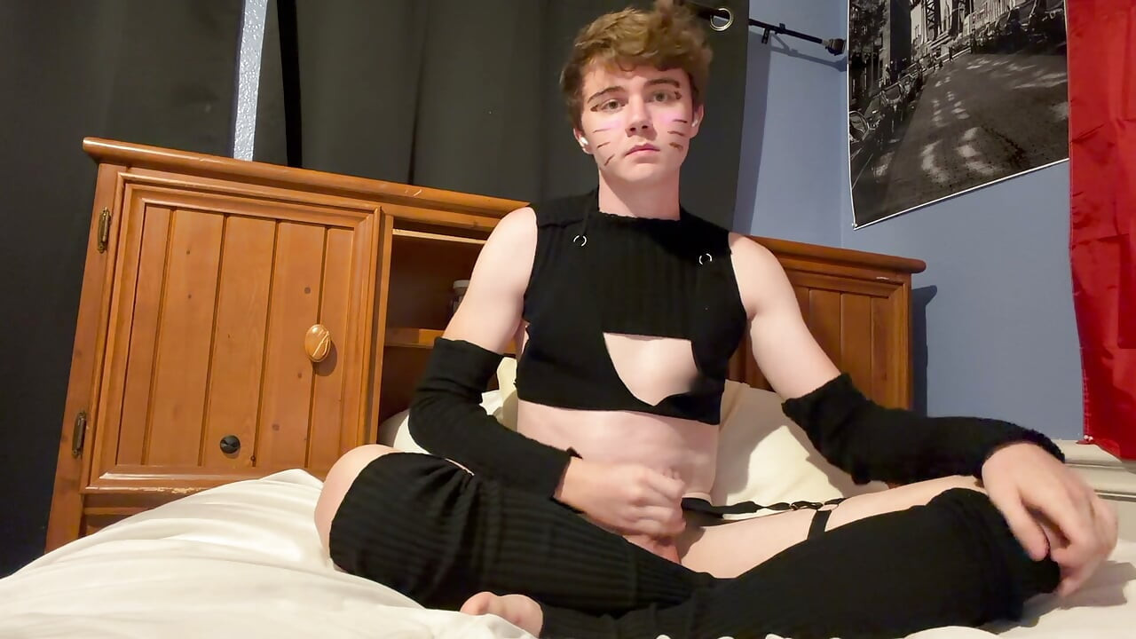 FemBoy дрочит на кровати