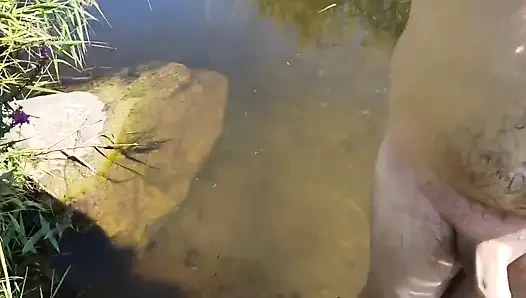 Ich wurde beim masturbieren im Fluss erwischt. Riskante dorf-abenteuer im freien mit hübscher stiefschwester