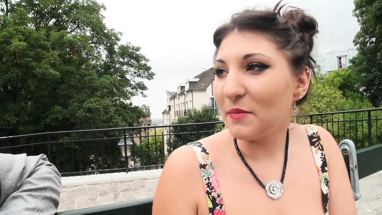 两个男人为一个漂亮的年轻胖美女服务