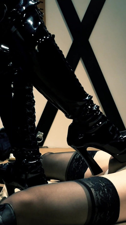 Ballbusting con botas de tacón alto