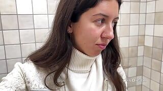 Prawdziwe porno casting w publicznej toalecie centrum handlowego
