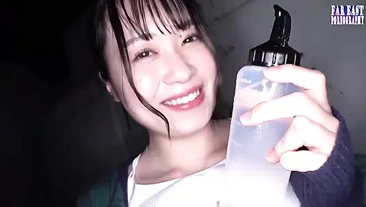 Dolgun vücutlu kaygan ziyafette sırılsıklam f bardakla sırılsıklam yağla sırılsıklam