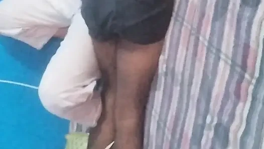 Saat kakak ipar masuk ke rumah, dia melihat adik iparnya lagi sendirian. Melihatnya sendirian, dia menidurinya.