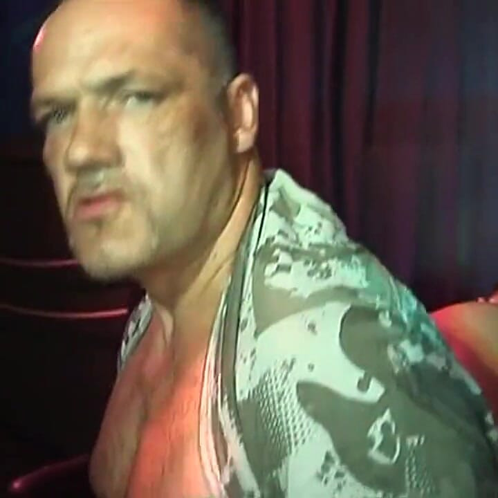 Olgun sarışın hatun ıslak grup parmaklamada genişliyor