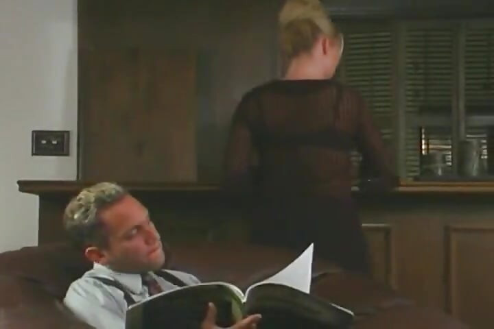 Kåt blond milf knullas hårt i soffan