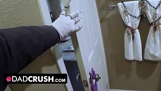 Dadcrush - tatlı hatun holloween'i sıkı amını büyük yarakla sertçe siktirerek kutladı