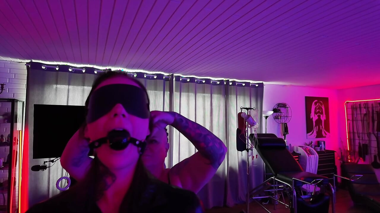 Malou Summer visit Domina Dark