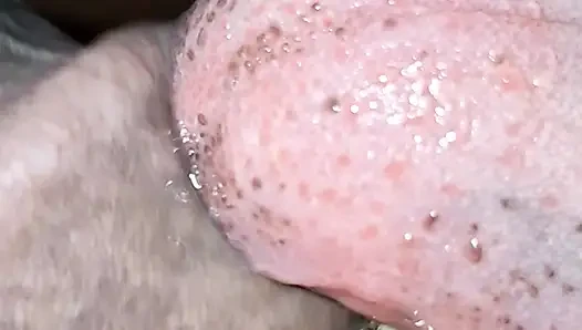 Hintli evli kadın kocasının yarağını emiyor ve ağzına boşalıyor